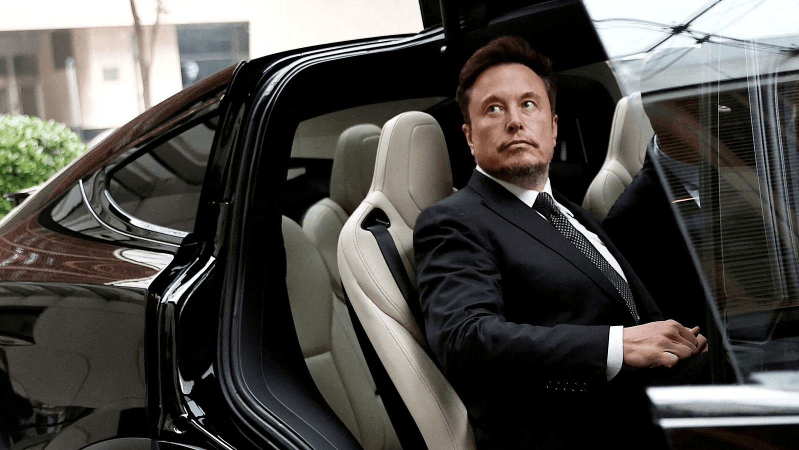 Tesla Aktien fallen im Jahr 2024 um 34%, da Top Führungskräfte das Unternehmen verlassen und Arbeitsplätze abgebaut werden